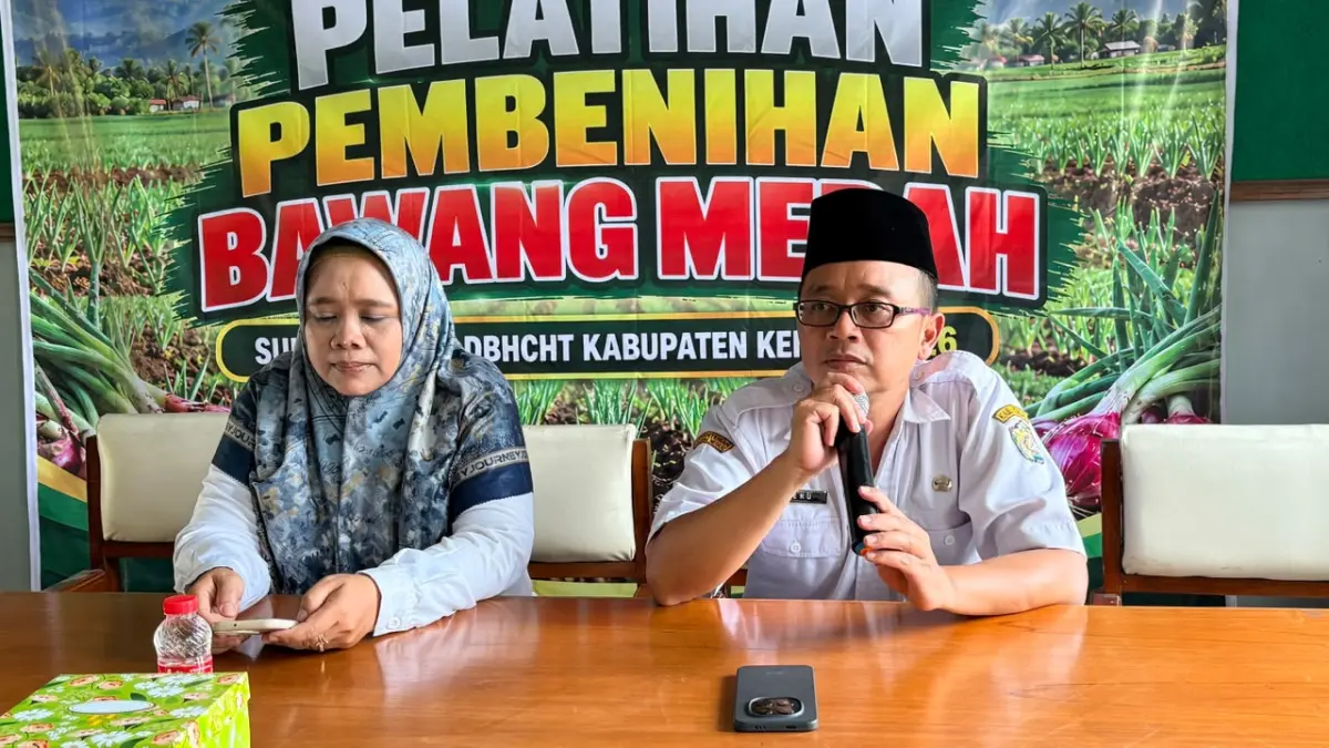PELATIHAN: DPP Kabupaten Kendal memberikan pembinaan kepada petani dalam pelatihan pembenihan bawang merah yang didukung DBHCHT 2026 untuk meningkatkan keterampilan budidaya, kualitas panen, dan menekan risiko gagal panen. (BUDI SETIAWAN/RADARSEMARANG.ID)