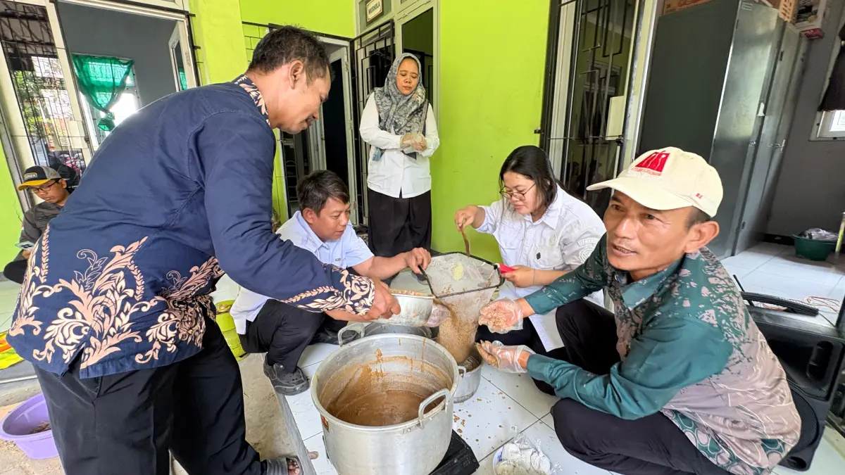 Kurangi Ketergantungan Kimia, DPP Kendal Ajari Petani Bawang Merah Bikin PGPR