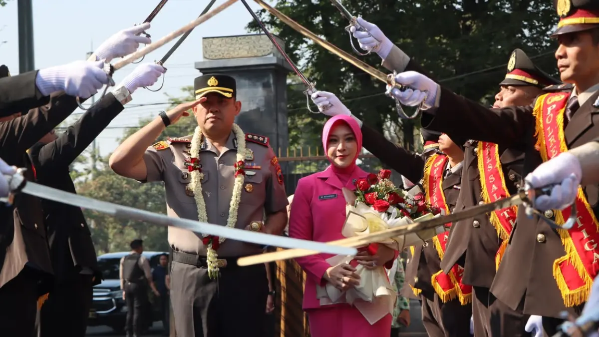 Pedang Pora Sambut Kapolres Baru Salatiga, Pelepasan AKBP Jonathan Berlangsung Haru