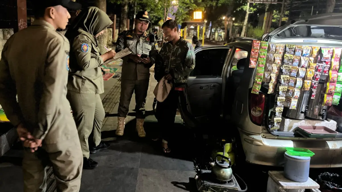 PKL Kopi di Trotoar Adi Sucipto Salatiga Menjamur, Satpol PP Salatiga Turun Tangan