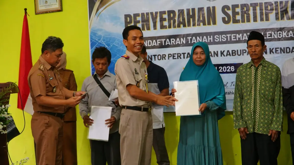 Perkuat Kepastian Hukum, 701 Warga Limbangan Kendal Terima Sertipikat Tanah Melalui Program PTSL