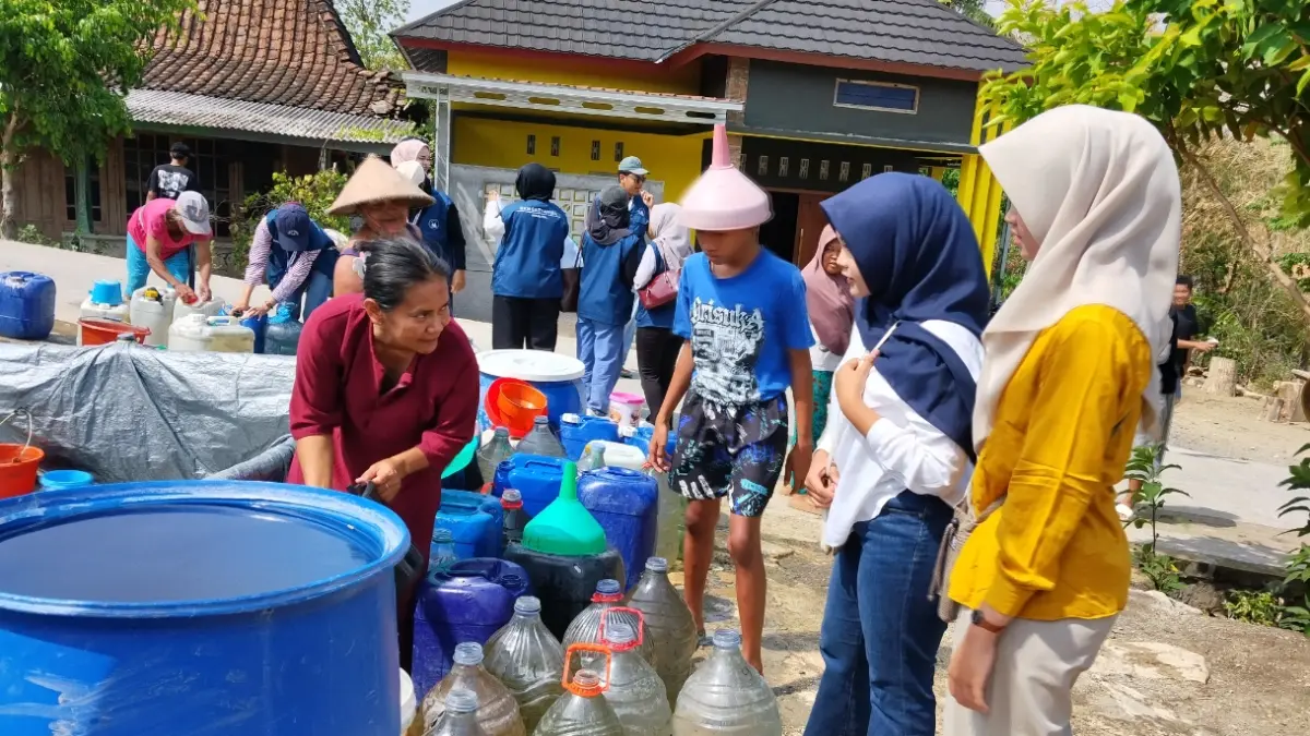 Galon Bekas Jadi Andalan Lawan Kekeringan, Pemuda Muhammadiyah Susukan Kirim Air ke Wonosamudro