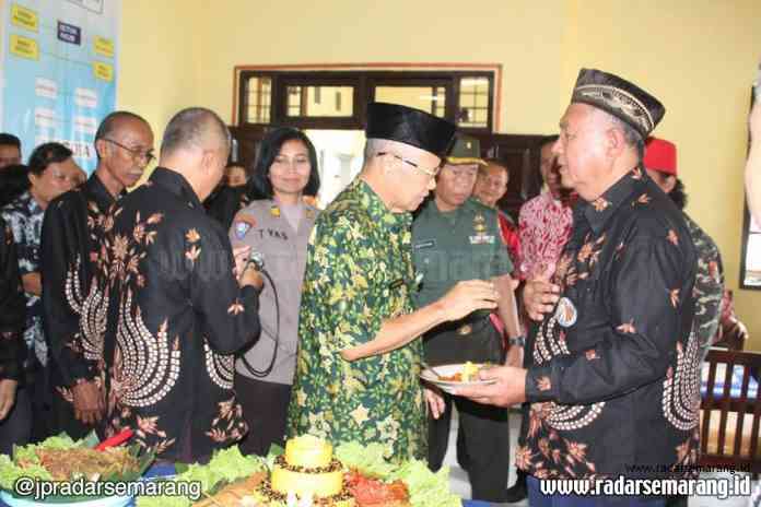 PERESMIAN: Bupati Semarang meresmikan kantor sekretariat FKUB di Bawen, kemarin. (MARIA NOVENA/JAWA POS RADAR SEMARANG)