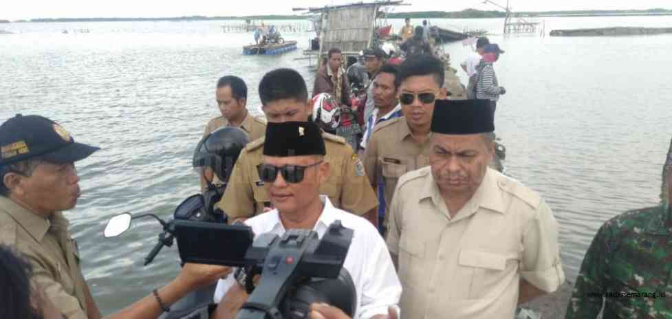 SIDAK: Ketua DPRD Demak H Fahrudin Bisri Slamet dan Wakil Ketua DPRD Masykuri saat sidak jembatan putus dipesisir Sayung kemarin.
