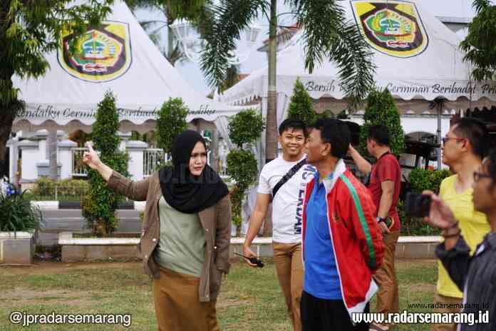 CEK LOKASI: Bupati Kendal, Mirna Annisa saat meninjau tenda Alun-Alun Kendal, sore (21/1) kemarin.