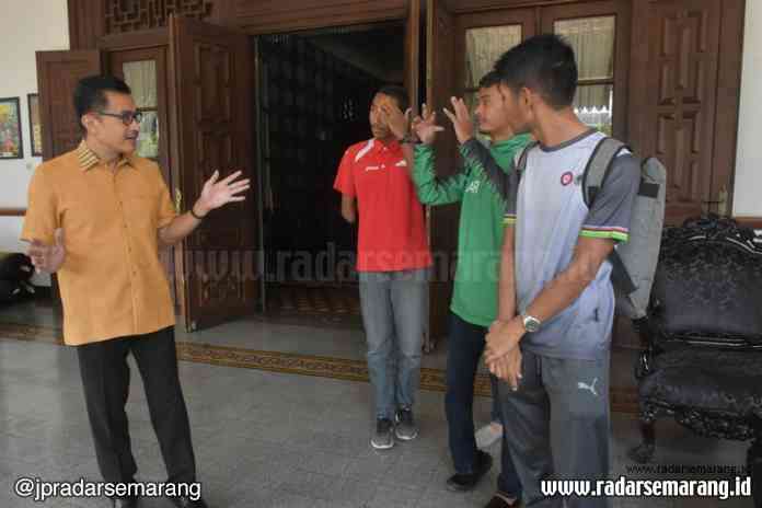 SIAP TEMPUR: Delegasi atlet NPC dari Salatiga yang akan bertanding di ASEAN Para Games di Filipina bersilaturahmi dengan Wali Kota Salatiga di Rumah Dinas Wali Kota, Senin (27/01).(ISTIMEWA)