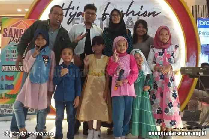 DOKUMEN PRIBADI ASAH BAKAT SENI: Sudar Yono dan anak didiknya saat tampil di salah satu mal di Kota Semarang.