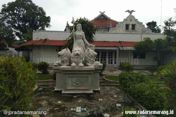 TINGGAL KENANGAN : Pintu Dalem sebagai penanda pintu gerbang kawasan Pecinan Pekalongan yang sudah dibongkar.(TROPEN MUSEUM)