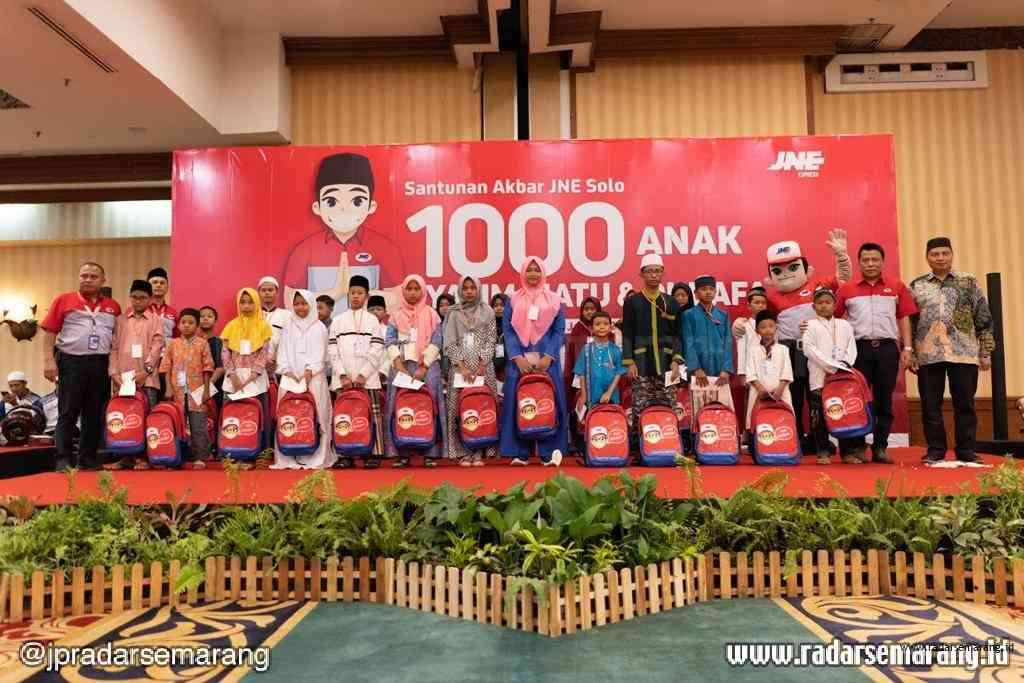 BERBAGI: Direksi dan Manajemen JNE Solo Foto Bersama anak-anak yatim piatu dan dhuafa pada Minggu (19/10) bertempat salah satu hotel di Solo.