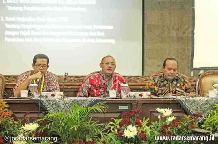 SOSIALISASI: Kepala BPN Kota Semarang, Sigit Rachmawan Adhi (kiri) dan Kepala Bapenda Kota Semarang, Agus Wuryanto (tengah) saat mensosialisasikan Sistem E-BPHTB di balai kota kemarin. (EKO WAHYU BUDIYANTO/JAWA POS RADAR SEMARANG)