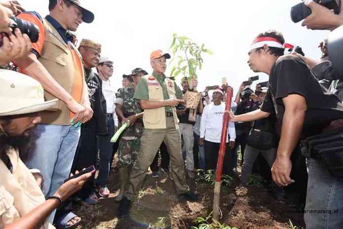 KONSERVASI-Ganjar Pranowo mengawali penanaman pohon tanaman keras untuk konservasi pegunungan Patiayam.