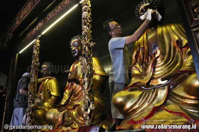 GOTONG ROYONG : Ketua Pembina Yayasan Tri Setia Bakti Kelenteng Kwan Sing Bio Prajito bersama umat membersihkan kongco di Kelenteng Kwan Sing Bio Jalan Tanggul Mas Semarang, Minggu (19/1).