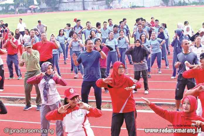 JAGA KEBUGARAN: Wali Kota Semarang Hendrar Prihadi bersama warga melakukan senam di lapangan Tri Lomba Juang. (Humas Pemkot Semarang)