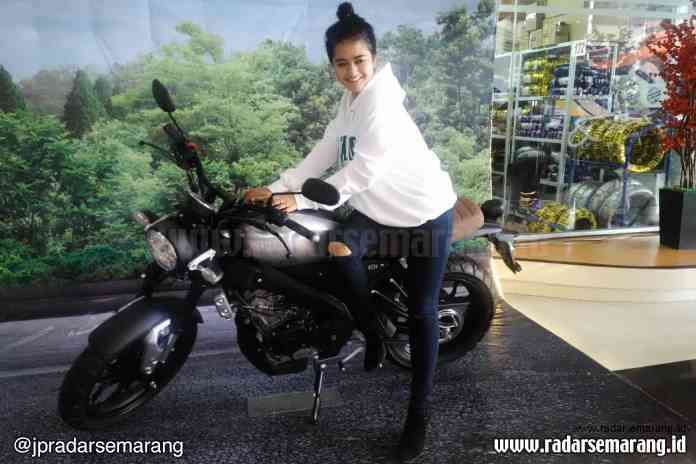 DESAIN KLASIK : Seorang model sedang memperlihatkan All New XSR 155 di Yamaha Flagship Jalan Pemuda Semarang, Minggu (19/1) kemarin.