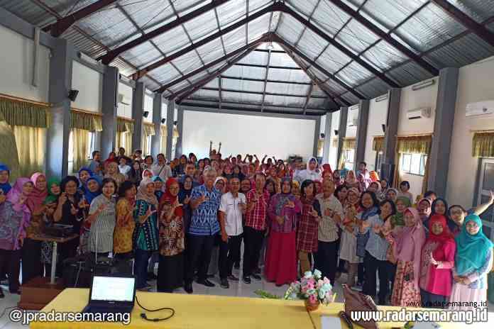 PENUH SEMANGAT : Peserta pelatihan menulis artikel berfoto bersama Kabid Pembinaan Guru dan Tenaga Kerja Pendidik Dinas Pendidikan Kota Semarang  Sri Rahayu Ningsih dan Pemimpin Redaksi Jawa Pos Radar Semarang Arif Riyanto.(ADENNYAR WYCAKSONO/JAWA POS