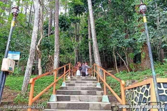 PERNAH RUWATAN : Gunung Tidar ini pernah jadi tempat ruwat Raja-Ratu Keraton Agung Sejagad pada Mei 2019 lalu (Puput Puspitasari/radarsemarang.id)