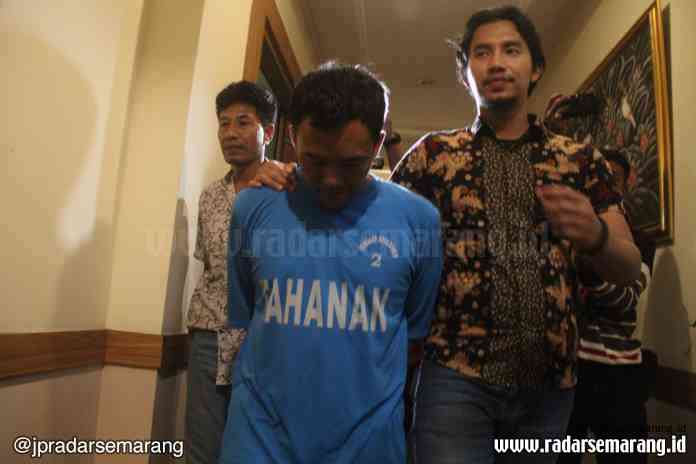 DIPERIKSA LAGI: Totok Santoso saat akan menjalani pemeriksaan di Mapolda Jateng, kemarin. (ADITYO DWI/JAWA POS RADAR SEMARANG)