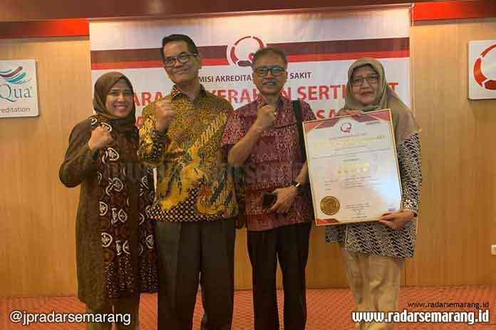 SOLID : Direktur RSUD Temanggung dr. Tetty Kurniawati, Sp.S, M.Kes bersama jajarannya usai menerima piagam akreditasi paripurna dari KARS.