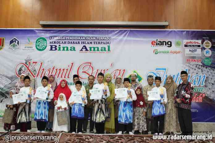 KHATAM ALQURAN : Salah satu siswa praktik imtihan secara langsung menjawab pertanyaan dari wali murid terkait ilmu Alquran di Balaikota Semarang, Sabtu (1/2).