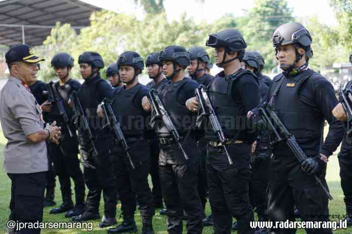 LAUNCHING: Wakapolres Kendal, Kompol Sumiarta saat memberikan pembinaan terhadap 21 personel Tim Rajawali di Mapolres setempat, kemarin.