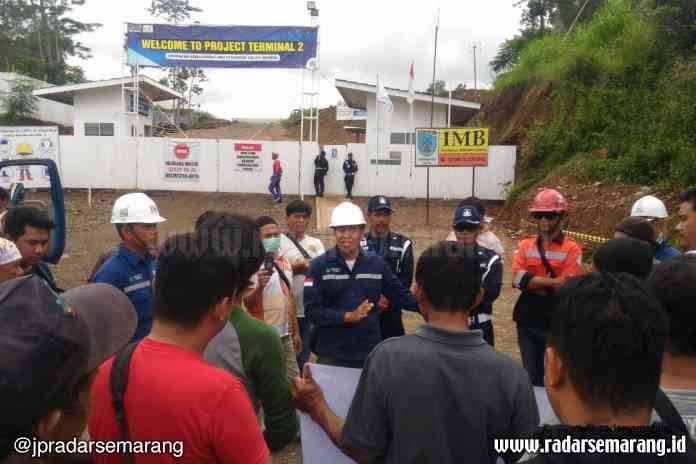 TAGIH JANJI: Warga Dusun Tetep, Kelurahan Randuacir, Kecamatan Argomulyo menagih janji pembayaran material PT CKI.(ISTIMEWA)