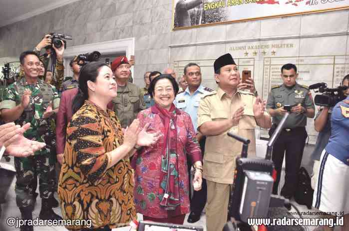 HARGAI PENDIRI : Megawati Soekarnoputri didampingi Puan Maharani, Prabowo Subianto, serta Jenderal Andhika Perkasa saat meresmikan patung Soekarno di komplek Akademi Militer Magelang, Jumat (7/2).(DOKUMENTASI PENHUMAS AKMIL MAGELANG)
