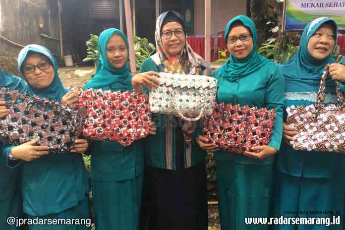 KREATIF : Ibu-ibu PKK Kelurahan Mangunsari menunjukkan contoh tas yang terbuat dari sampah kopi sasetan, kemarin.