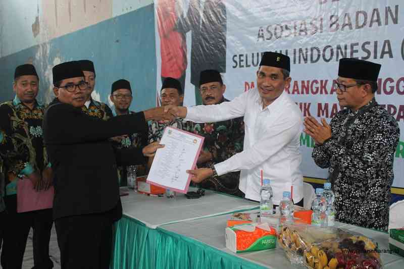 Ketua DPD BPD Demak Suwarjo menyerahkan surat dukungan kepada Bakal Cabup Cawabup H Mugiyono-KH Ali Mahsun usai deklarasi disaksikan Mubaligh KH Idham Kholid kemarin. (wahibpribadi)