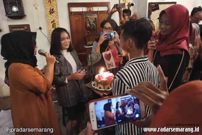 LUNCURKAN SINGLE: Margaretha Bella Ayu mendapat surprise kue ulang tahun ke-17 dari para penggemarnya.(DOKUMEN PRIBADI/JAWA POS RADAR SEMARANG)