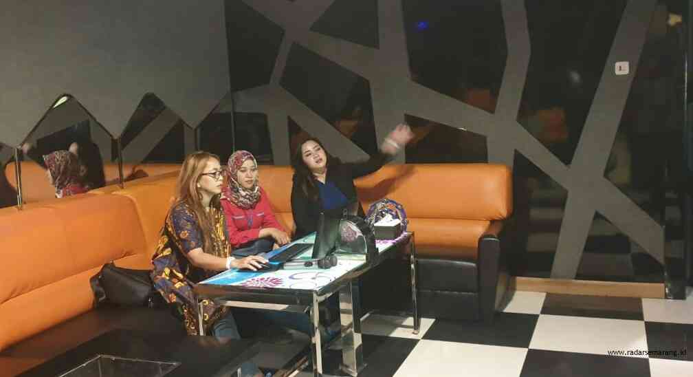 Bersantai bersama teman-teman dengan berkaraoke di room yang nyaman, menjadi pilihan di Family Fun. (Ist)