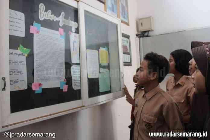 TETAP EKSIS : Siswa SMP Negeri I Semarang tetap membaca mading yang dikelola sekolah hingga kini.(DEWI AKMALAH/JAWA POS RADAR SEMARANG) 
