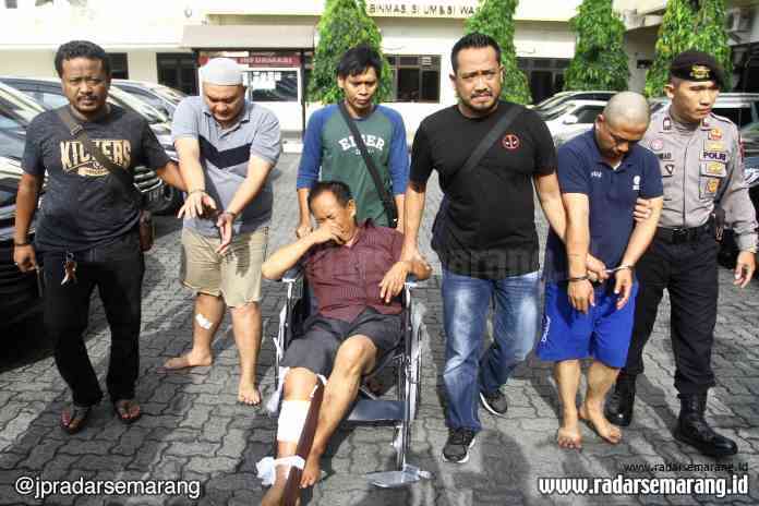 RESIDIVIS: Ketiga pelaku pencurian dengan modus mengganjal lubang mesin ATM saat gelar perkara di Mapolrestabes Semarang.(ADITYO DWI/JAWA POS RADAR SEMARANG)