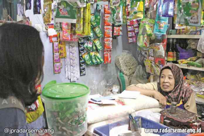 JELANG RAMADAN : Harga gula pasir di Pasar Bulu pada musim hujan ini merangkak naik.(ALVI NUR JANAH/JAWA POS RADAR SEMARANG)