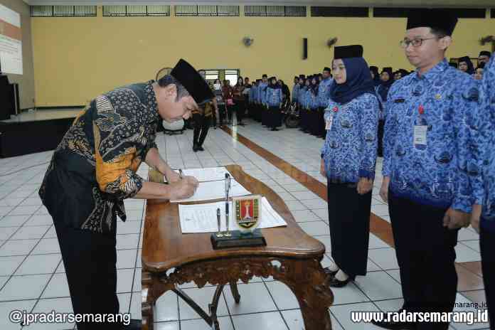 LANTIK PNS BARU : Wali Kota Semarang Hendrar Prihadi saat melantik 682 PNS baru di lingkungan Pemkot Kota Semarang. (DOK HUMAS PEMKOT SEMARANG)