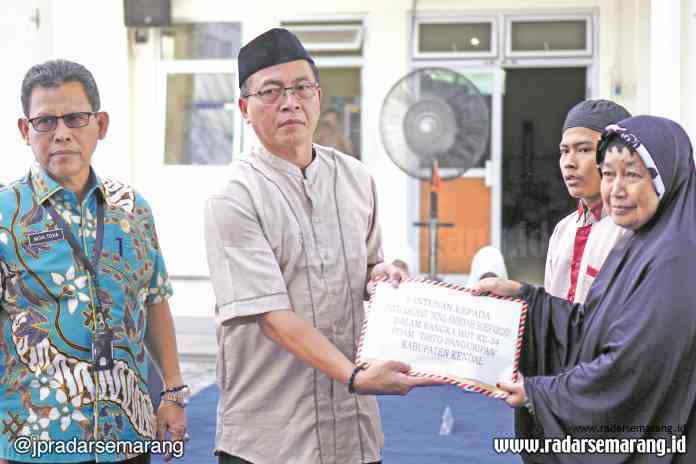 TASYAKURAN: Direktur PDAM Tirto Panguripan Kendal Sunanto memberikan santunan kepada pengurus Panti Asuhan saat acara tasyakuran HUT ke-34 PDAM, kemarin. (BUDI SETIYAWAN/JAWA POS RADAR SEMARANG)