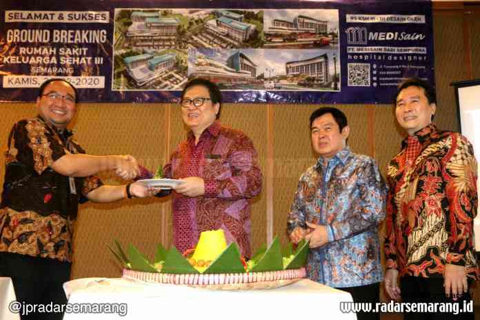 GROUND BREAKING RS KSS III : Dirut PT KSS dr Benny Purwanto menyerahkan tumpeng kepada Kepala Dinas Kesehatan Kota Semarang Moch Abdul Hakam didampingi Komisaris Utama PT KSS Bambang Soegiharto dan Direktur PT KSS Drs Harie Moeljono dalam acara ground bre