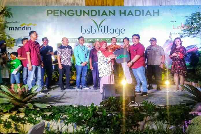 Hadiah- Para pemenang undian hadiah mobil Honda Brio dan Motor foto bersama di Lakers Resto Clubhouse BSB Village, Minggu (9/2) kemarin. (ist)