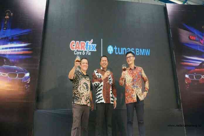 Kerjasana- Fadly Hasan (Tengah) Marketing Director CARfix, William Chai (Kanan), Chief Operating Officer Tunas BMW, melakukan penandatanganan kerjasama (MOU) CARfix dan BMW di CARfix Cirebon. (Ist)
