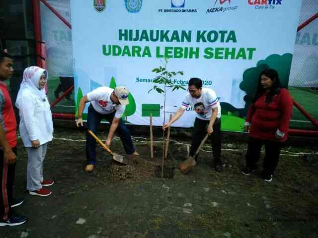 PENGHIJAUAN-Joko Tri Sanyoto, Presiden Direktur PT Meka Group,( dua dari kiri) saat melakukan penanaman pohon di kelurahan Salaman Mloyi, Jumat (21/2) kemarin. (tya)