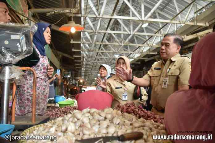 INSPEKSI PASAR : Tim Pengendalian Inflasi Daerah (TPID) Provinsi Jawa Tengah, melakukan inspeksi harga bawang putih ke sejumlah pasar dan distributor, Senin (10/2).(ISTIMEWA)