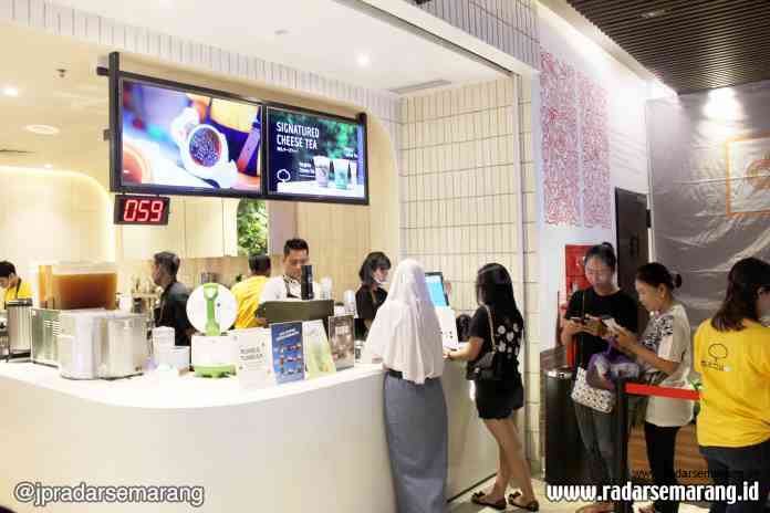 RAMAI PENGUNJUNG : Hari pertama launching Kamu Tea di DP Mall, kemarin. (ALVI NUR JANAH/JAWA POS RADAR SEMARANG)