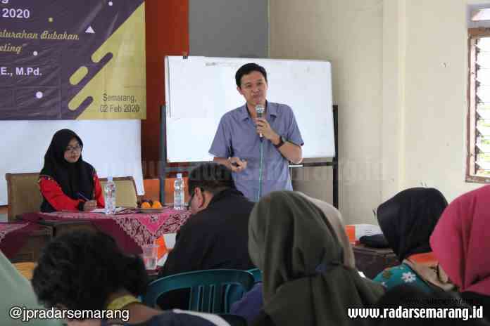 PENGABDIAN MASYARAKAT: Tim KKN UPGRIS Kelurahan Bubakan berfoto bersama usai sosialisasi online marketing di Aula Keluarahan Bubabakan, Minggu (2/2) kemarin.