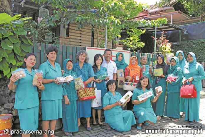 KREATIF: Ibu-ibu PKK menunjukkan berbagai UMKM yang ada di RW 5 Karanganyar Gunung pada penjurian Lomba Kampung Hebat. (IDA FADILAH/JAWA POS RADAR SEMARANG)