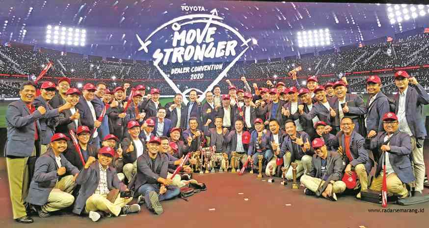 SANG PEMENANG : Direksi dan Manajemen Nasmoco berfoto bersama Presiden Director TAM Susumu Matsuda dalam ajang tahunan Toyota Dealer People Award 2020 yang digelar oleh PT TAM di Kawasan Nusa Dua Lot, Benoa, Bali, Jumat (14/2).(ISTIMEWA)