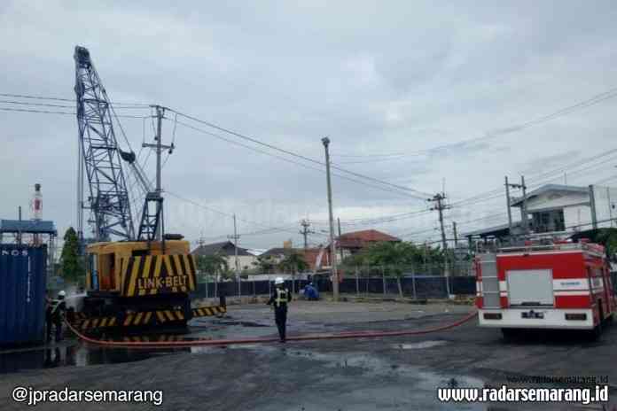 Petugas memeriksa tempat kejadian perkara tewasnya operator crane. (M Haryanto)
