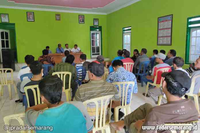 Suasana mediasi antara warga dengan pengusaha di Balai Desa Timbang, Banyuputih, Senin (17/2/2020). (Riyan Fadli)
