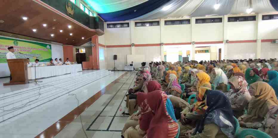 SOSIALISASI: Kepala Kantor Kementerian Agama Batang Taufik Rahman saat memaparkan materi.(RIYAN FADLI/JAWA POS RADAR SEMARANG)