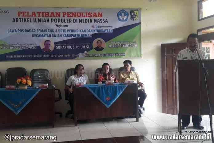Kepala Dinas Pendidikan dan Kebudayaan Kabupaten Demak H Eko Pringgolaksito membuka pelatihan penulisan ilmiah populer untuk guru kerjasama UPTD Gajah dengan Jawa Pos Radar Semarang. (Wahib Pribadi)