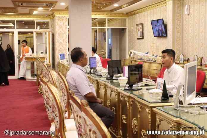Calon jamaah umrah Semarang mendatangi kantor biro umrah dan haji Fatimah Zahra untuk menanyakan nasib keberangkatannya, Kamis (27/2/2020).