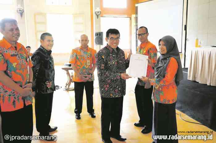 PERAN PENTING: Wakil Wali Kota Salatiga, Muh Haris saat membuka kegiatan Bimbingan Teknis Pendalaman Materi Pengadaan Barang/Jasa di Hotel Kayu Arum Salatiga. (ISTIMEWA)